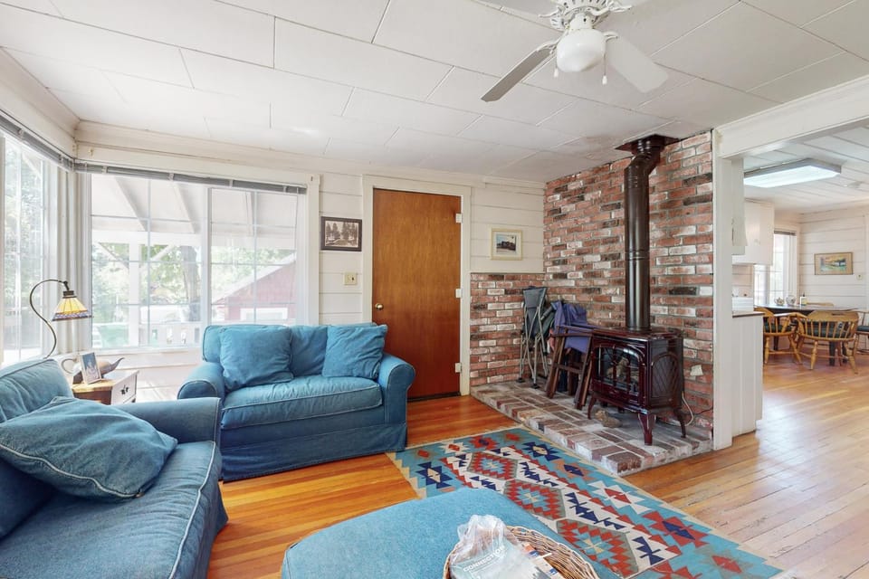 Walk to Town! Dog-Friendly Quincy Getaway w/ Deck House in Sierra Nevada