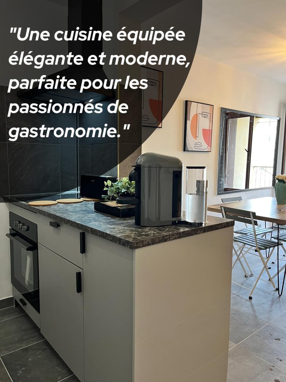 Kitchen or kitchenette, Dining area, minibar, stove