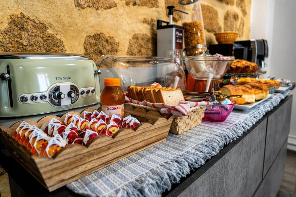 Food and drinks, Food, Breakfast, Continental breakfast, Buffet breakfast, Italian breakfast, American breakfast, toaster