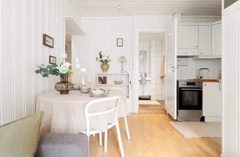 Kitchen or kitchenette, Dining area, oven
