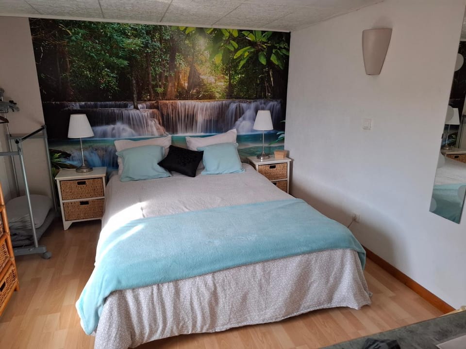 chambre atypique avec terrasse entre mer et collines Vacation rental in French Riviera