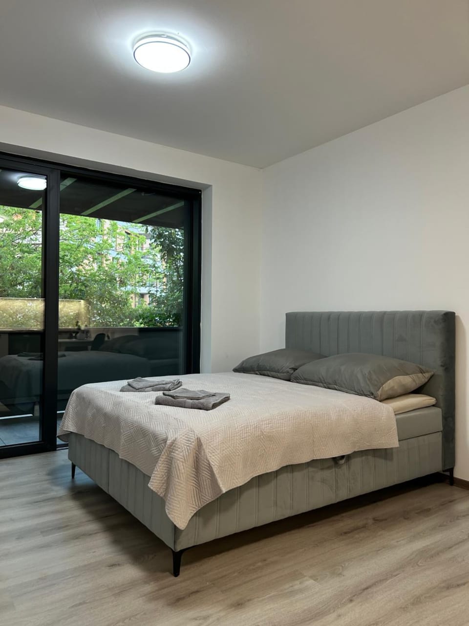 Photo of the whole room, Bedroom, towels