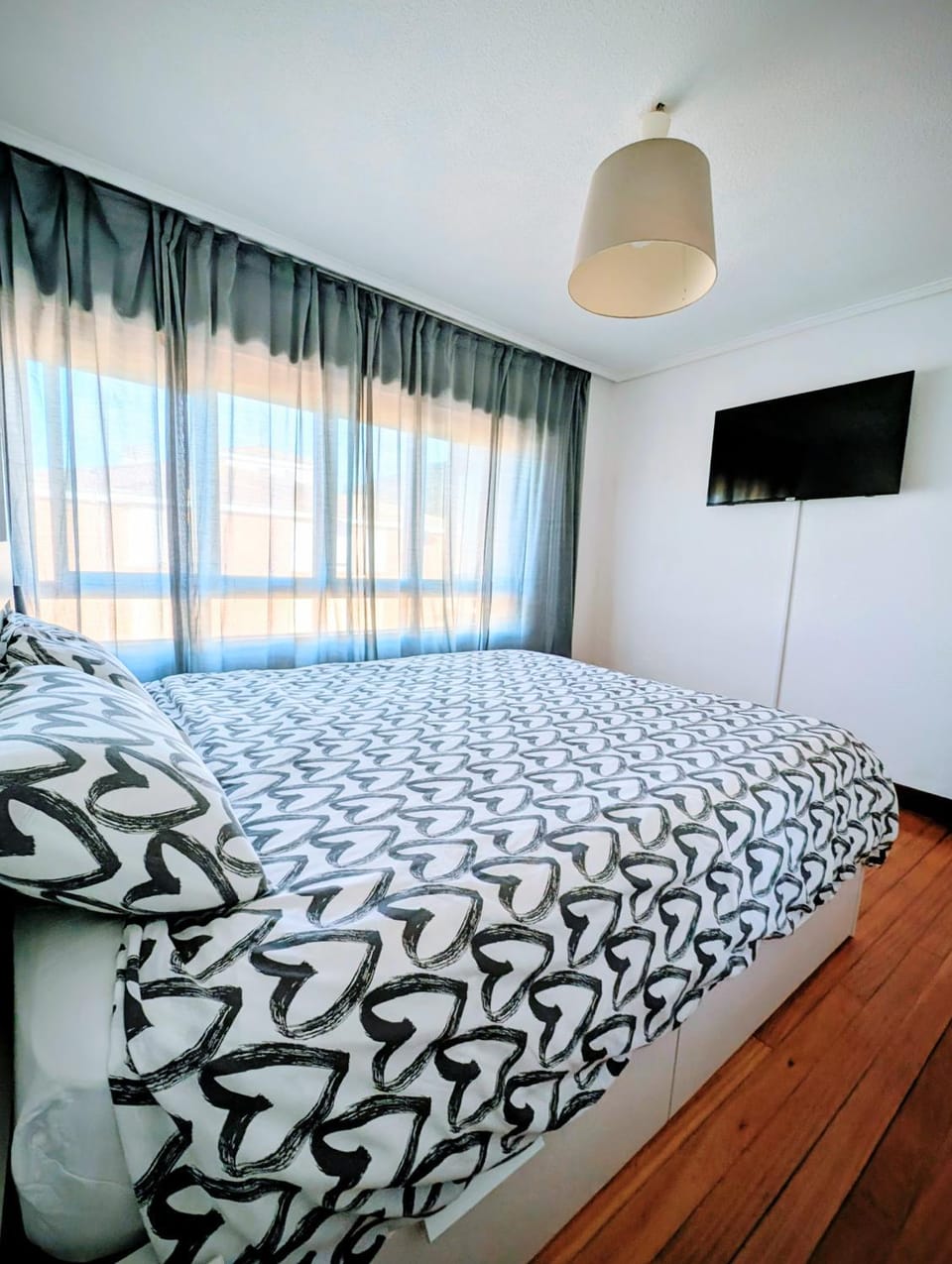 Bed, TV and multimedia, Photo of the whole room, Bedroom