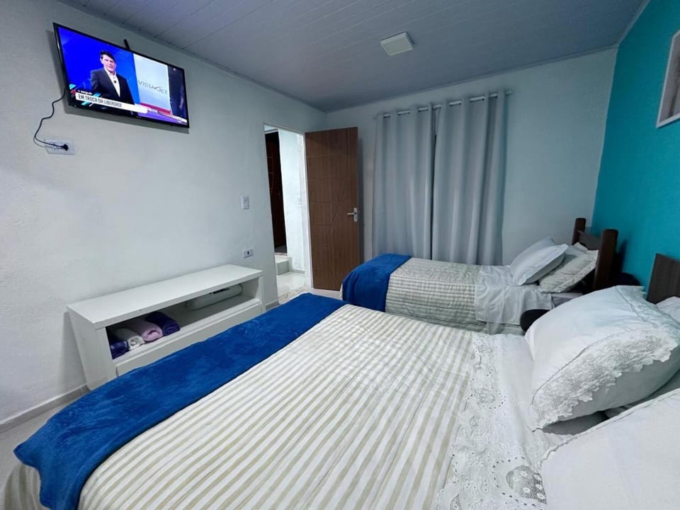 Bed, TV and multimedia, Photo of the whole room, Bedroom