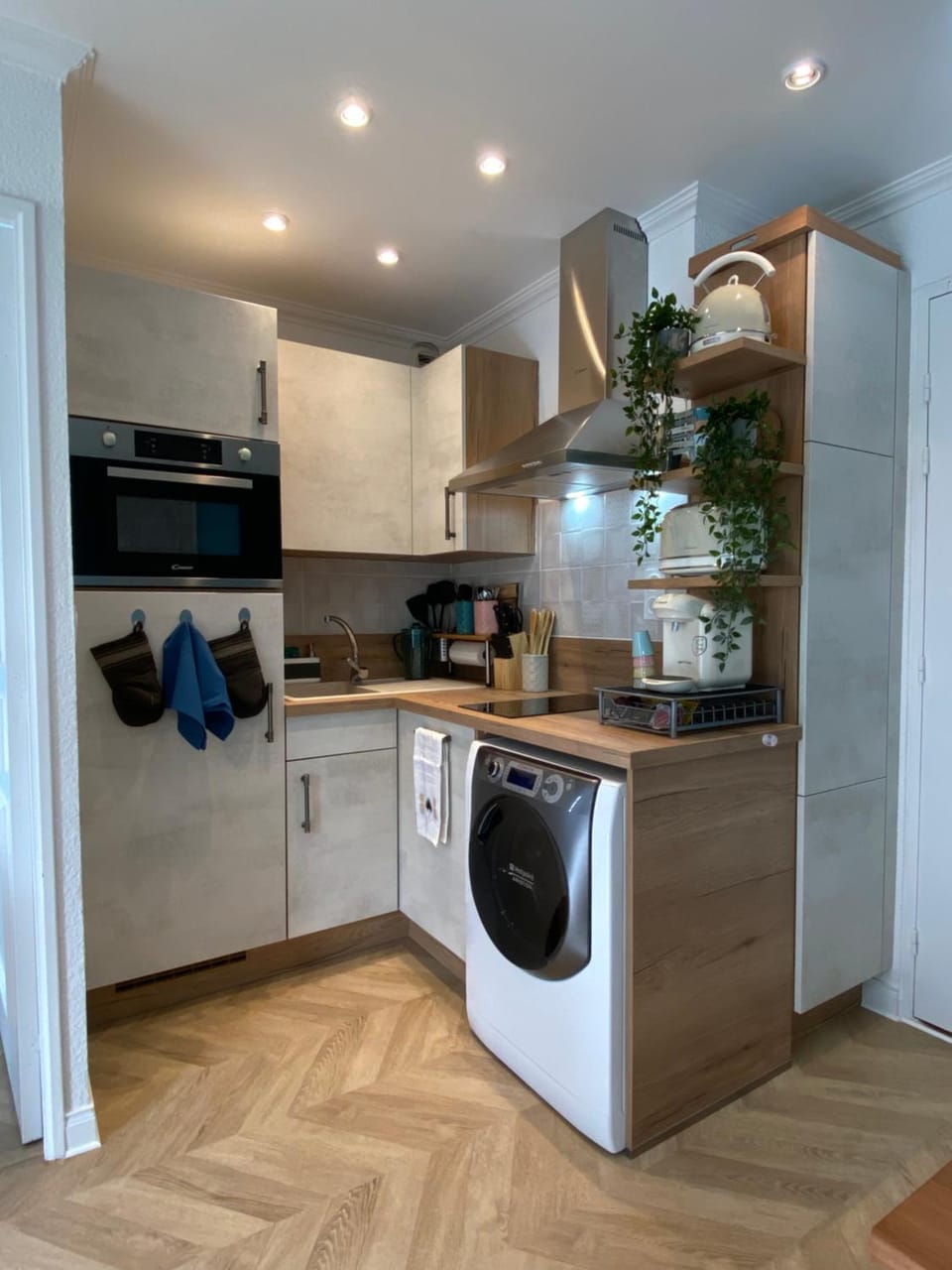 Kitchen or kitchenette