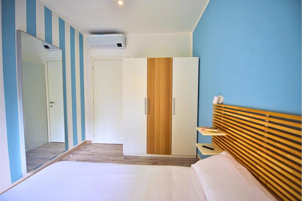 Bed, Photo of the whole room, Bedroom, wardrobe, air conditioner