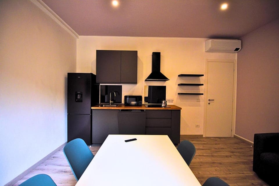 Kitchen or kitchenette, Dining area, stove