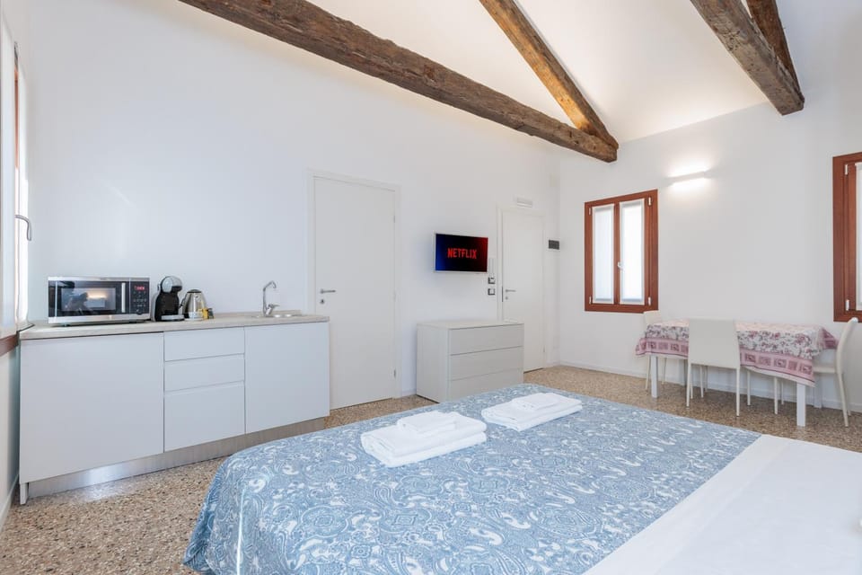 Bed, TV and multimedia, Photo of the whole room, Bedroom, towels