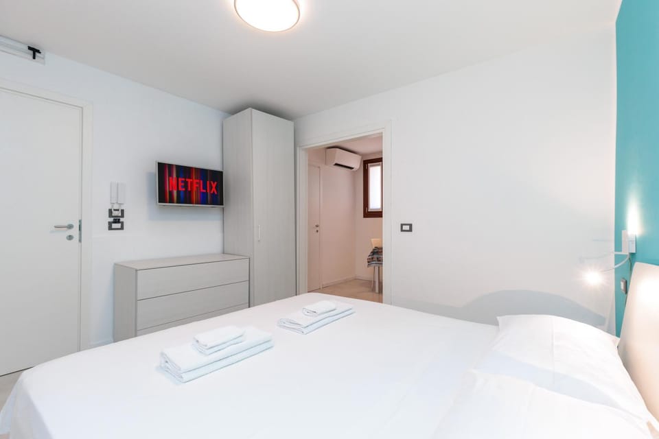 Bed, TV and multimedia, Photo of the whole room, Bedroom, wardrobe