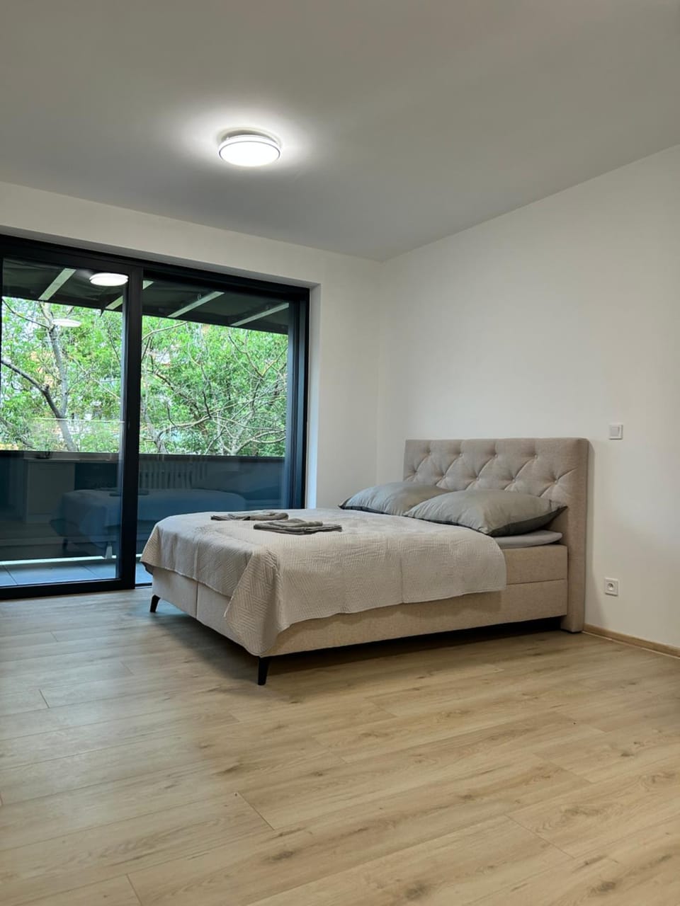 Photo of the whole room, Bedroom