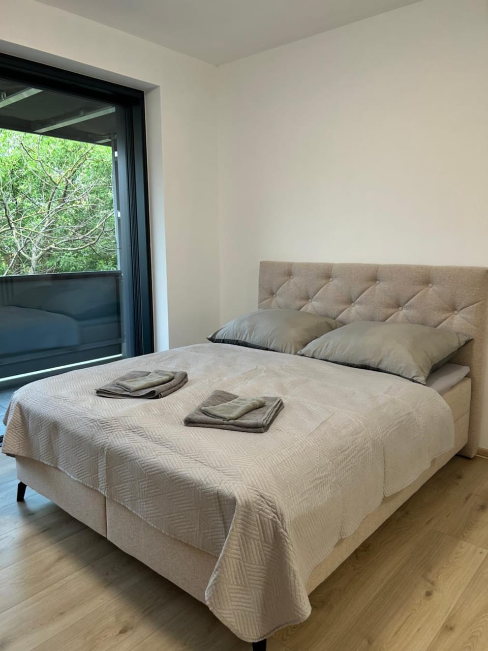 Bedroom, towels