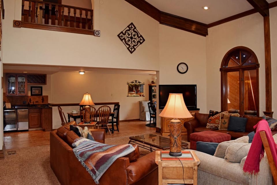 Day, TV and multimedia, Kitchen or kitchenette, Living room, Seating area, Dining area, furniture