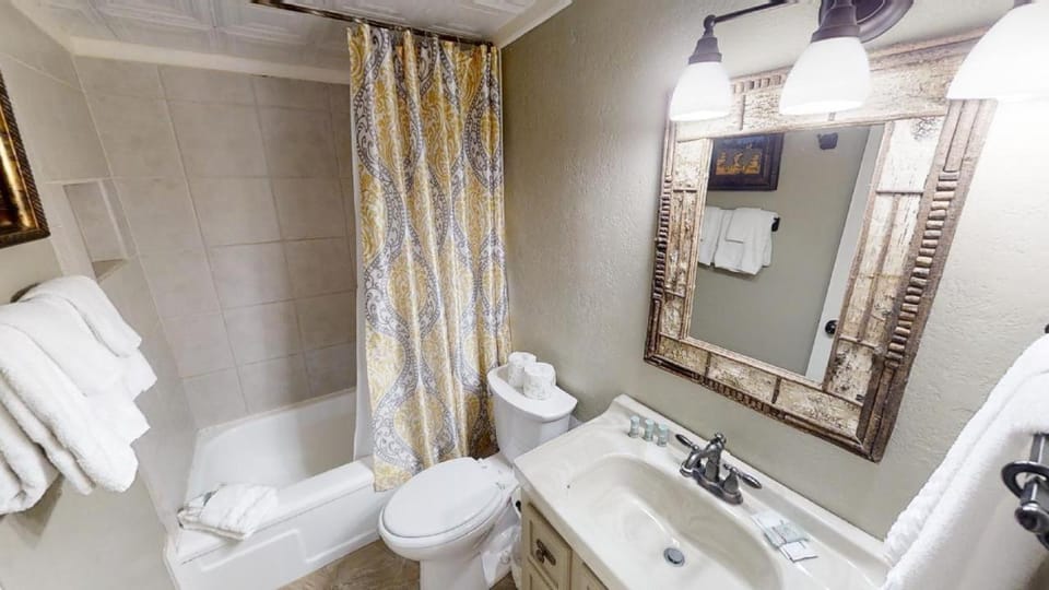 Shower, Toilet, Bathroom, Bath, towels