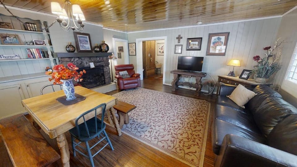 Day, TV and multimedia, Living room, Seating area, Dining area, fireplace, furniture