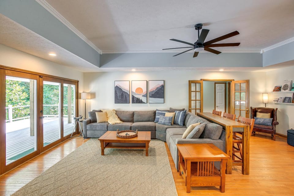 Lakefront Home w/ Deck, Near Mammoth Cave Park! House in Nolin Lake