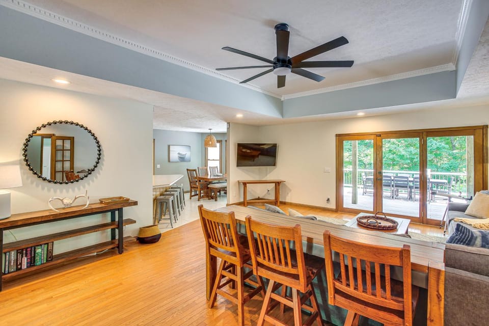 Lakefront Home w/ Deck, Near Mammoth Cave Park! House in Nolin Lake
