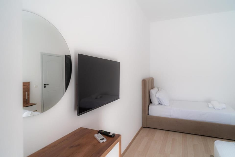 Bed, TV and multimedia, Evening entertainment, Bedroom