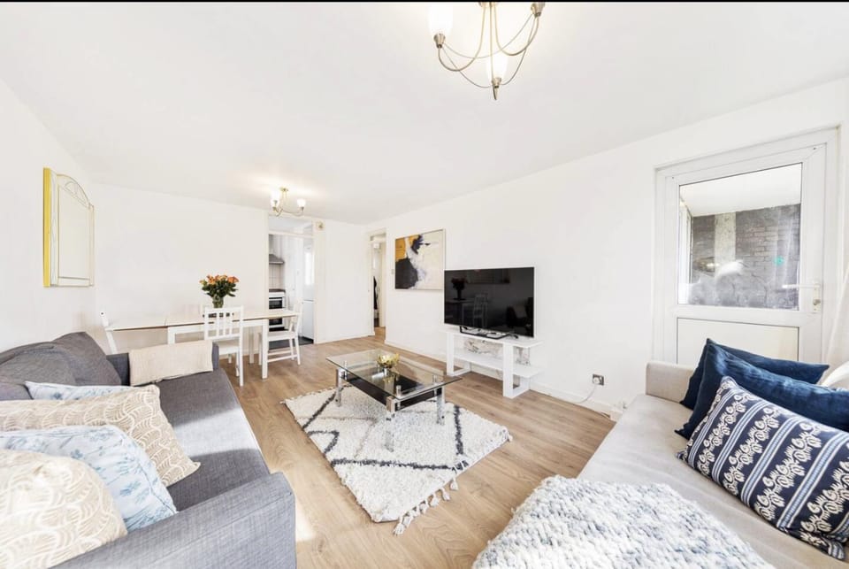 Living room, Seating area, Evening entertainment