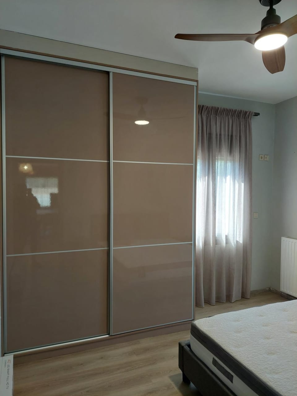 Photo of the whole room, Bedroom, wardrobe