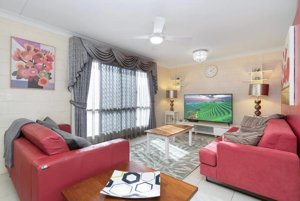 Communal lounge/ TV room, TV and multimedia, Living room, Seating area, Evening entertainment
