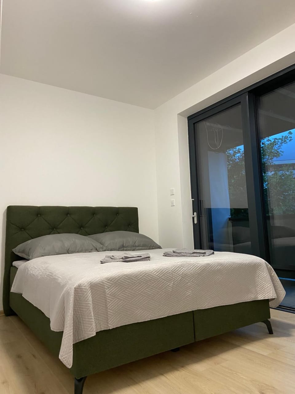 Photo of the whole room, Bedroom, towels