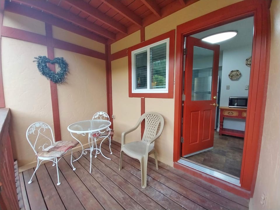 Patio, Facade/entrance, Day, Balcony/Terrace, Seating area, furniture