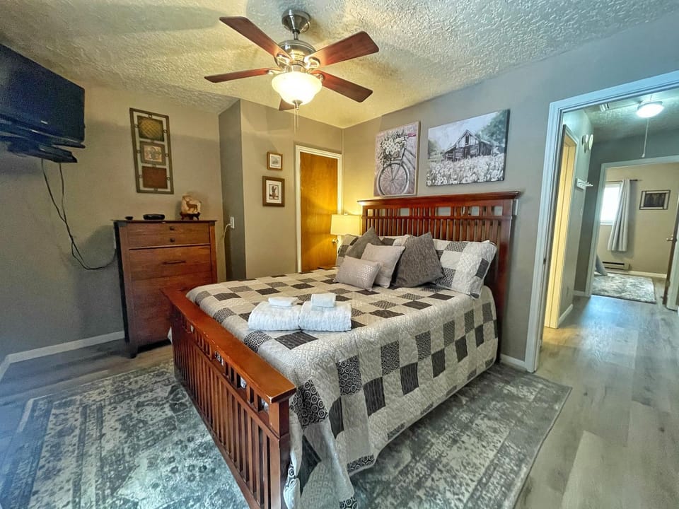 Bed, TV and multimedia, Bedroom, furniture, towels