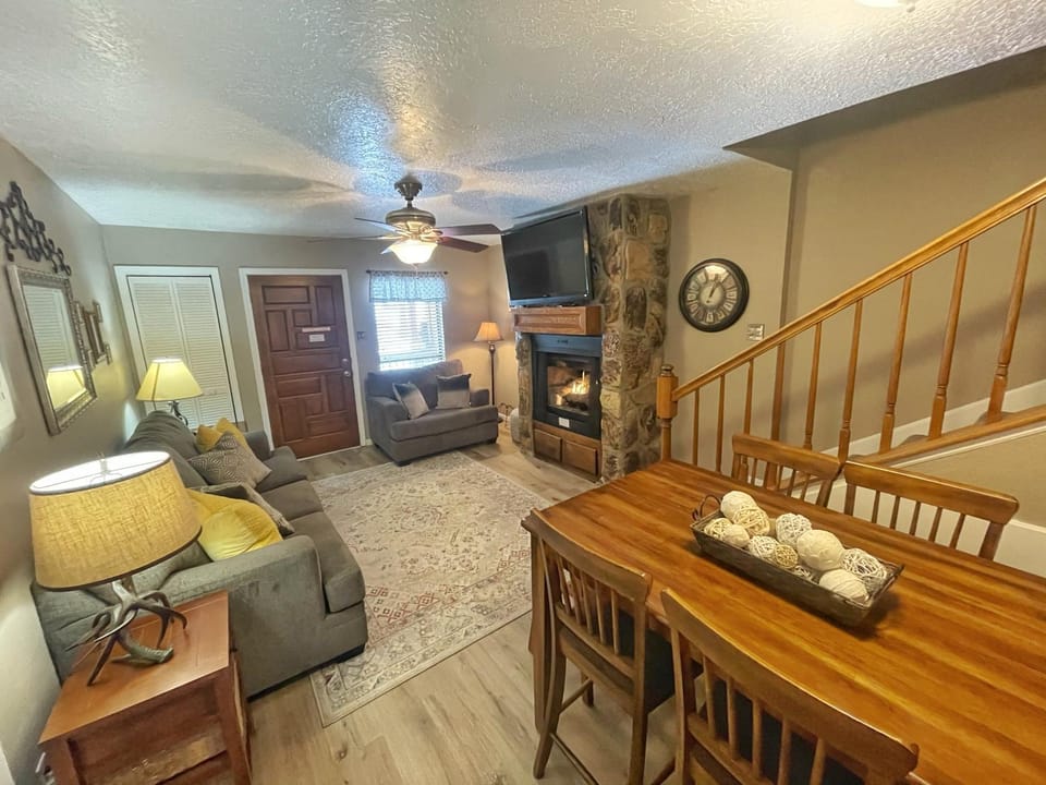 Day, TV and multimedia, Living room, Seating area, Dining area, fireplace, furniture
