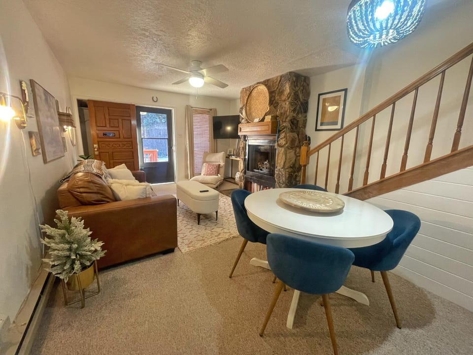 TV and multimedia, Living room, Seating area, Dining area, fireplace, furniture