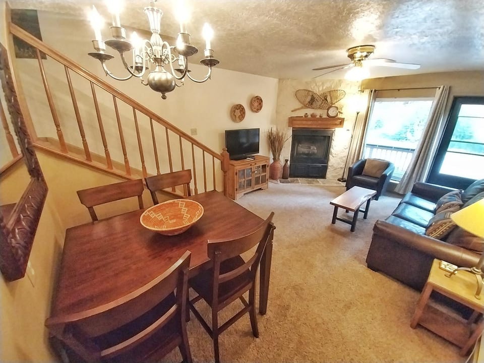 TV and multimedia, Living room, Seating area, Dining area, fireplace, furniture