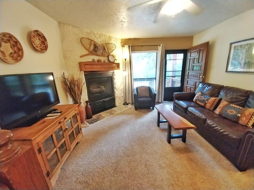 Day, TV and multimedia, Balcony/Terrace, Living room, Seating area, fireplace, furniture