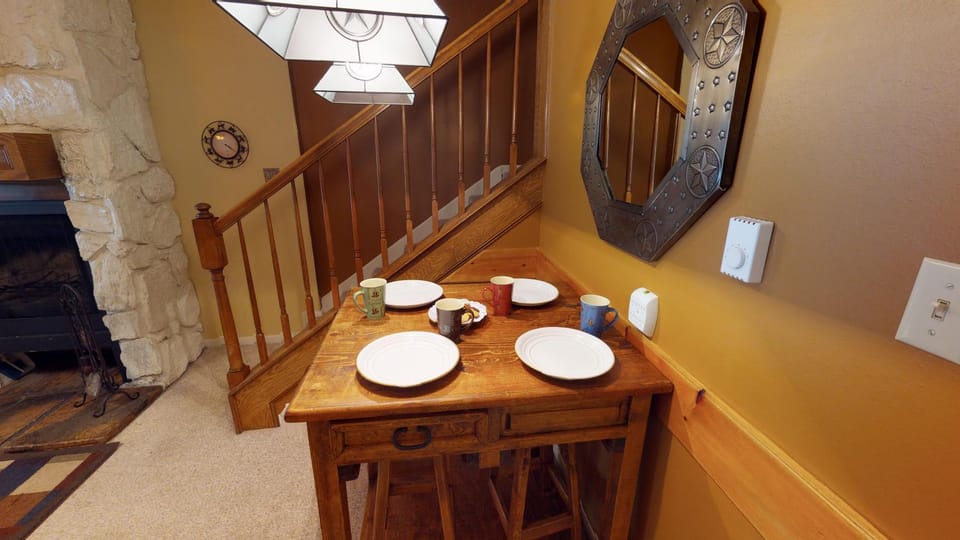 Day, Dining area, fireplace, furniture