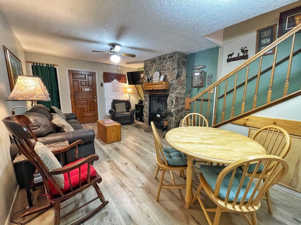 Day, Living room, Seating area, Dining area, fireplace, furniture