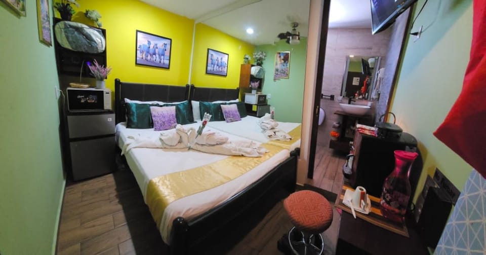 TV and multimedia, Coffee/tea facilities, Photo of the whole room, Bedroom, microwave, towels