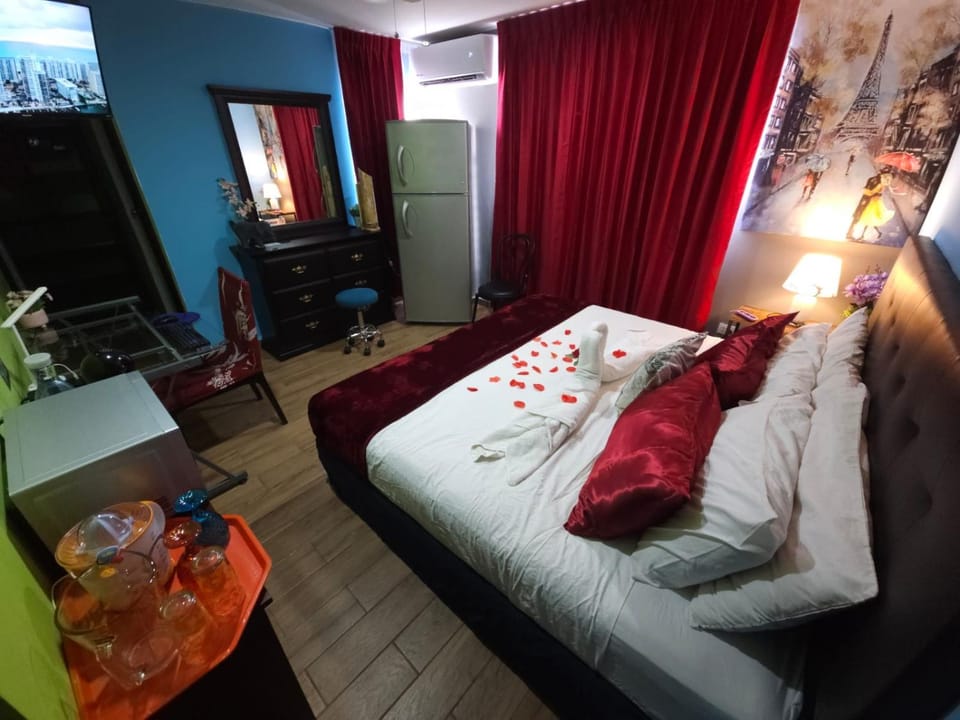 Bed, TV and multimedia, Photo of the whole room, Seating area, Bedroom, flat iron, safe, trouser press, air conditioner