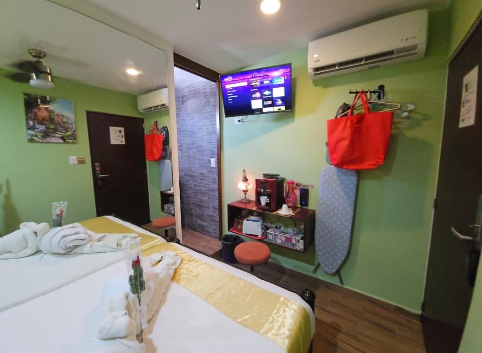 TV and multimedia, Coffee/tea facilities, Photo of the whole room, Bedroom, towels, air conditioner