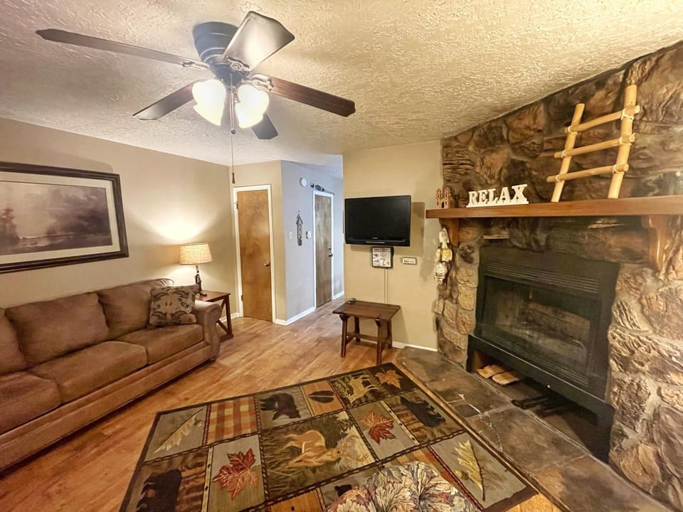 TV and multimedia, Living room, Seating area, fireplace