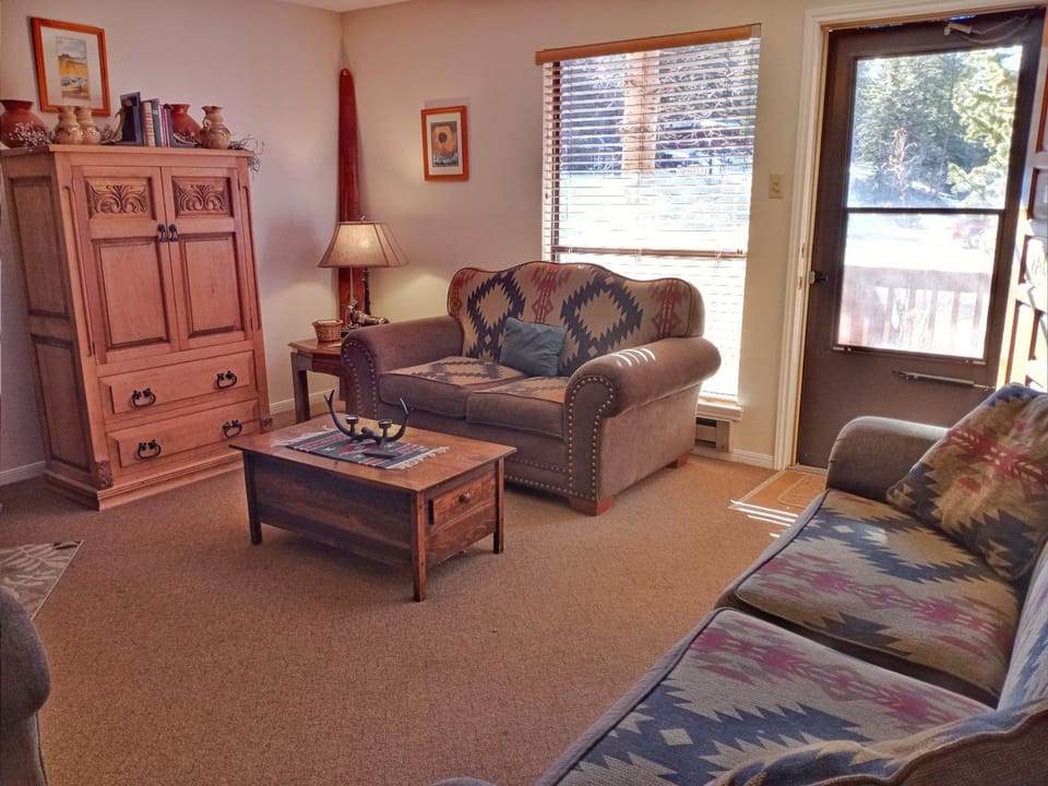 Day, Living room, Seating area, furniture
