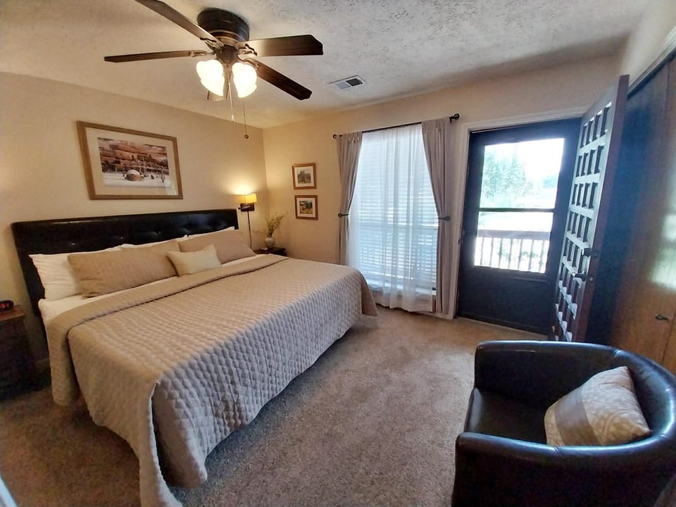 Bed, Day, View (from property/room), Balcony/Terrace, Seating area, Bedroom, furniture