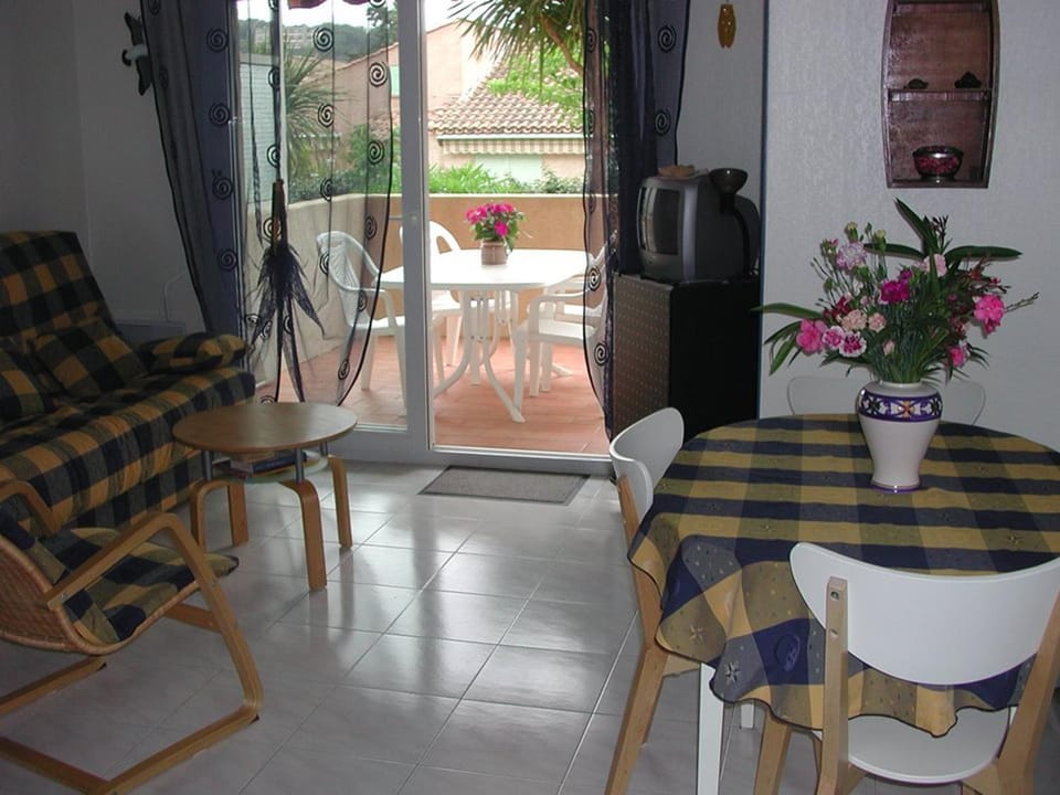 Le Lavandou : Agréable 2 pièces proche plage, terrasse, 4 personnes - FR-1-803-17 Apartment in Le Lavandou