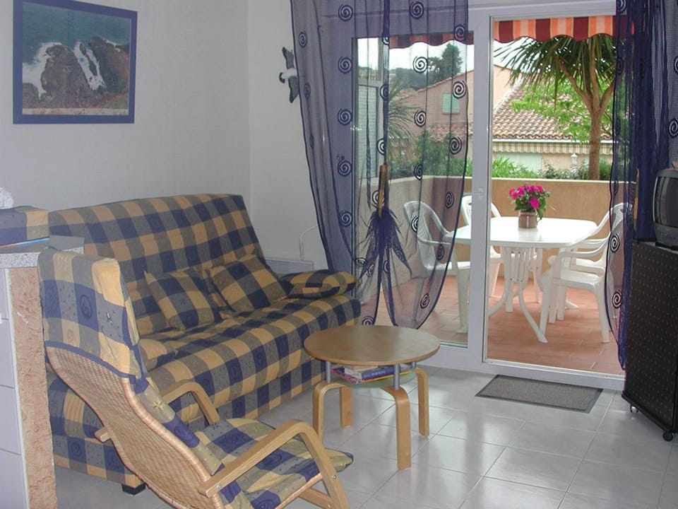 Le Lavandou : Agréable 2 pièces proche plage, terrasse, 4 personnes - FR-1-803-17 Apartment in Le Lavandou