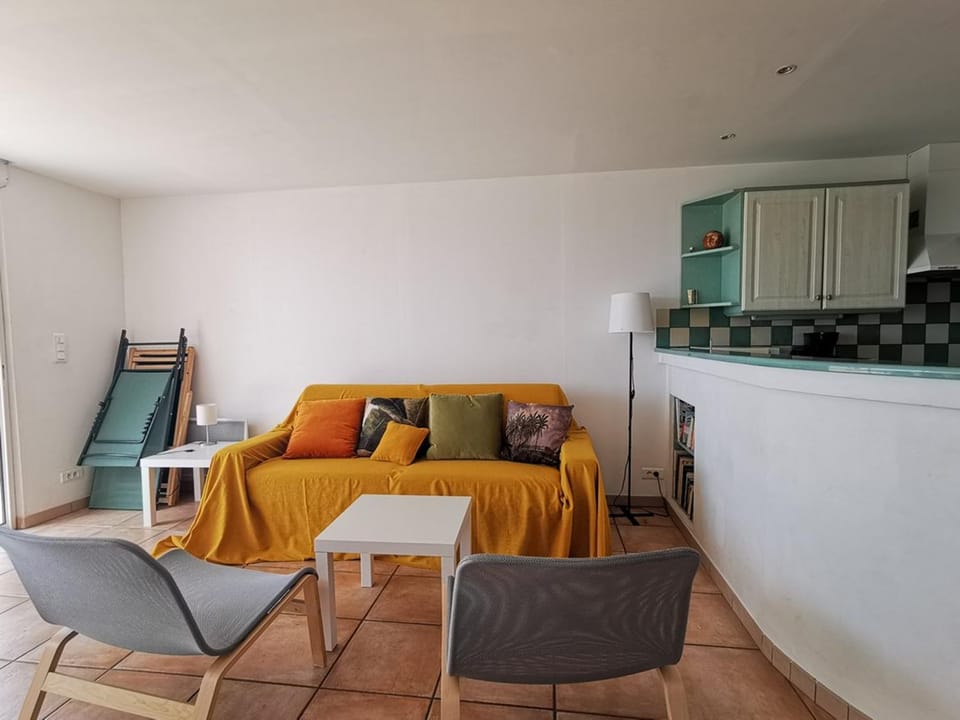 Vue sur mer pour ce T2 avec terrasse, parking, Le Lavandou, 4 personnes - FR-1-803-25 Apartment in Le Lavandou