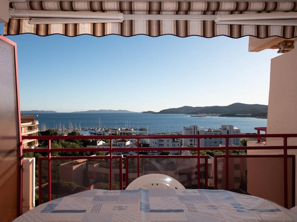 Le Lavandou, T2 avec piscine, 4 couchages proche plage Apartment in Le Lavandou