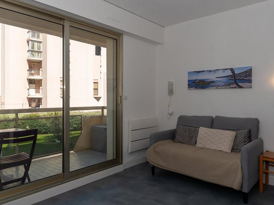 Studio proche plage avec parking pour 2 pers. - FR-1-803-11 Apartment in Le Lavandou