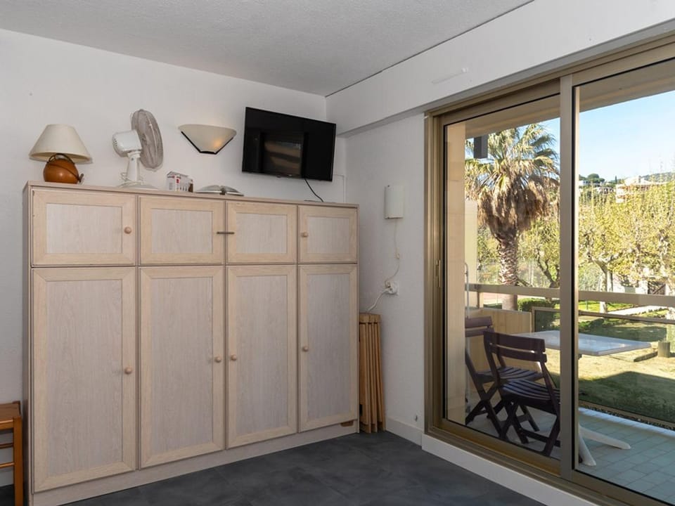 Studio proche plage avec parking pour 2 pers. - FR-1-803-11 Apartment in Le Lavandou