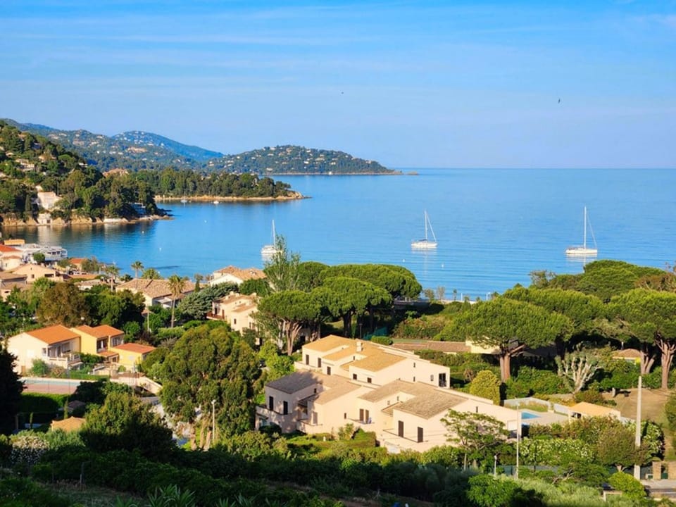 Le Lavandou T2 4 pers, terrasse vue mer - FR-1-803-36 Apartment in Le Lavandou