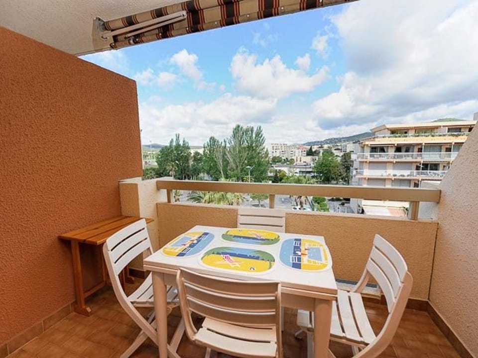 Le Lavandou T2 pour 4 pers, bord de mer, clim, parking - FR-1-803-13 Apartment in Le Lavandou