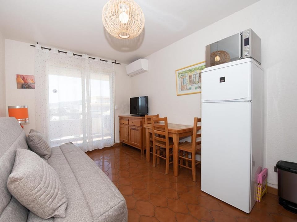 Le Lavandou T2 pour 4 pers, bord de mer, clim, parking - FR-1-803-13 Apartment in Le Lavandou