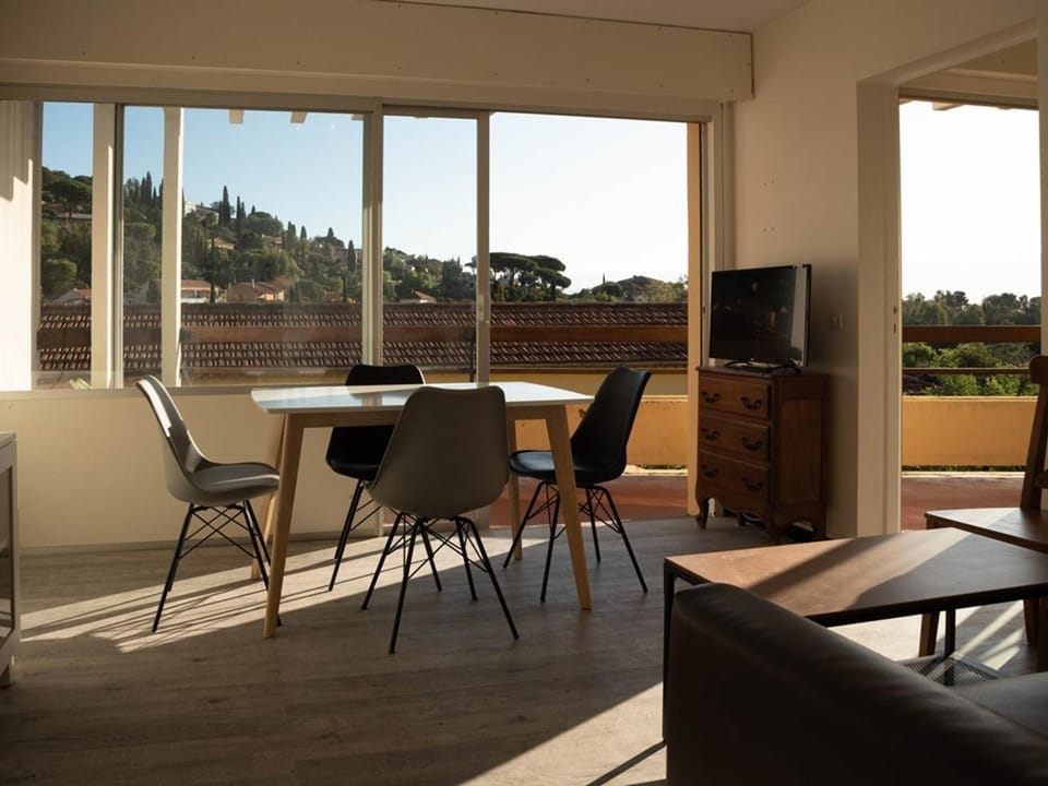 Le Lavandou: Appt T2 + cabine, 250m plage, animaux admis, parking, climatisation, 4-5 pers. - FR-1-803-18 Cabin in Le Lavandou