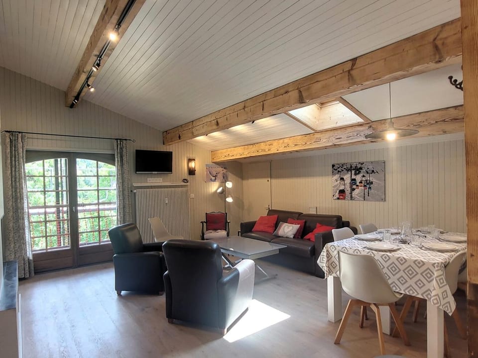 Penthouse rénové pour 6 avec balcon et cheminée - FR-1-598-171 Apartment in Les Gets